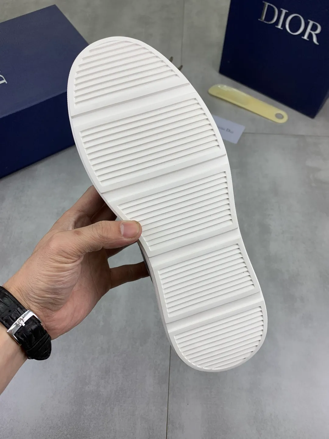 Men's men's shoes P420💰[New style]🆘[Dior] Dior original lace-up low-top men's shoes Classic casual shoes 🔥This model is the official classic model with high quality and made by famous original designers. It is made of high-quality cowhide with original materials➕comfortable and breathable mesh lining➕pigskin insole. The perfect last shape and generous and fashionable design have attracted many consumers and are suitable for drivers to drive🚗. What you want is the best quality in the market. Color: 4️⃣Color Code number: 38--44 (45 customized)